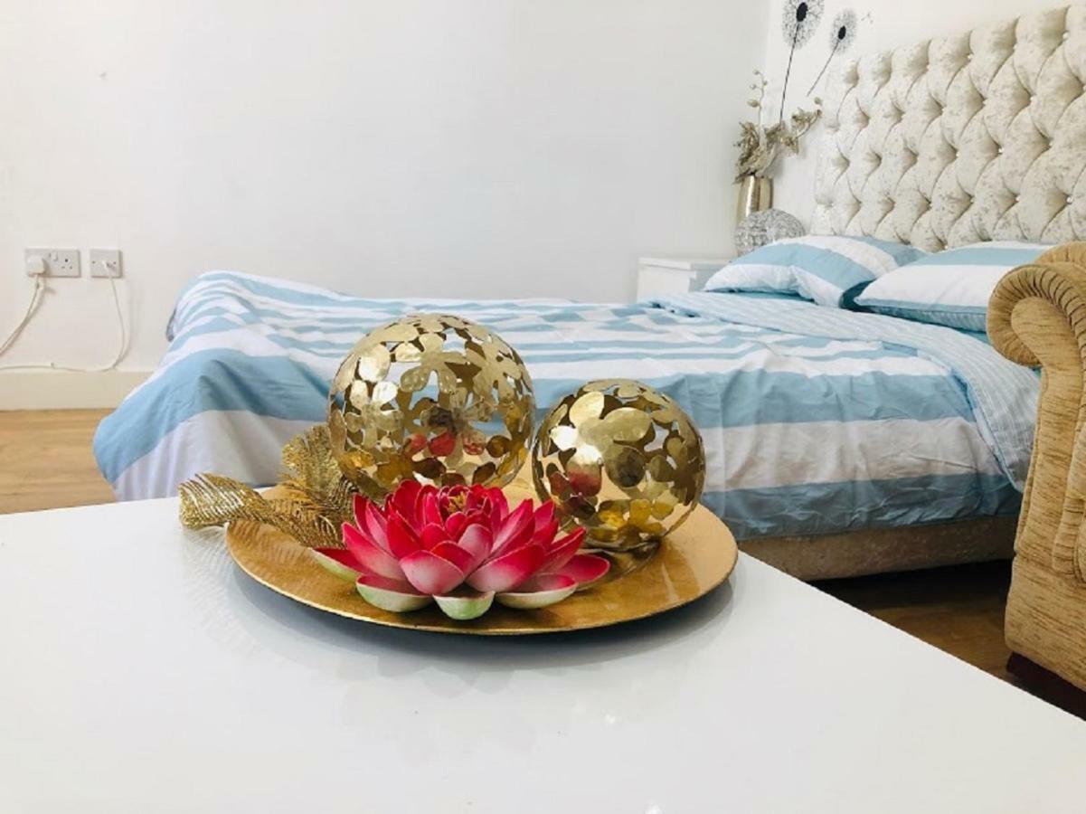 Lux Apartment In Gatwick Crawley  Ngoại thất bức ảnh