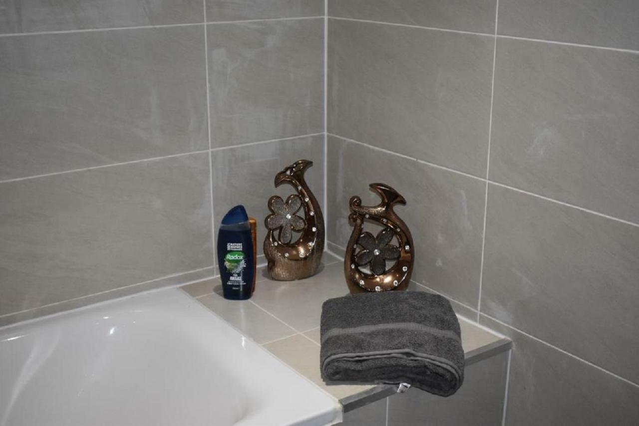 Lux Apartment In Gatwick Crawley  Ngoại thất bức ảnh